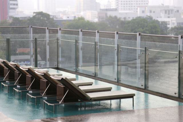 Clôture de piscine : ce que la norme impose et comment l'intégrer Clôture de piscine : ce que la norme impose et comment l'intégrer