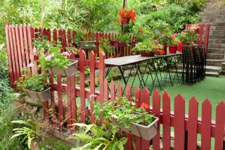 Clôture jardin, choisir entre grillage rigide et bois